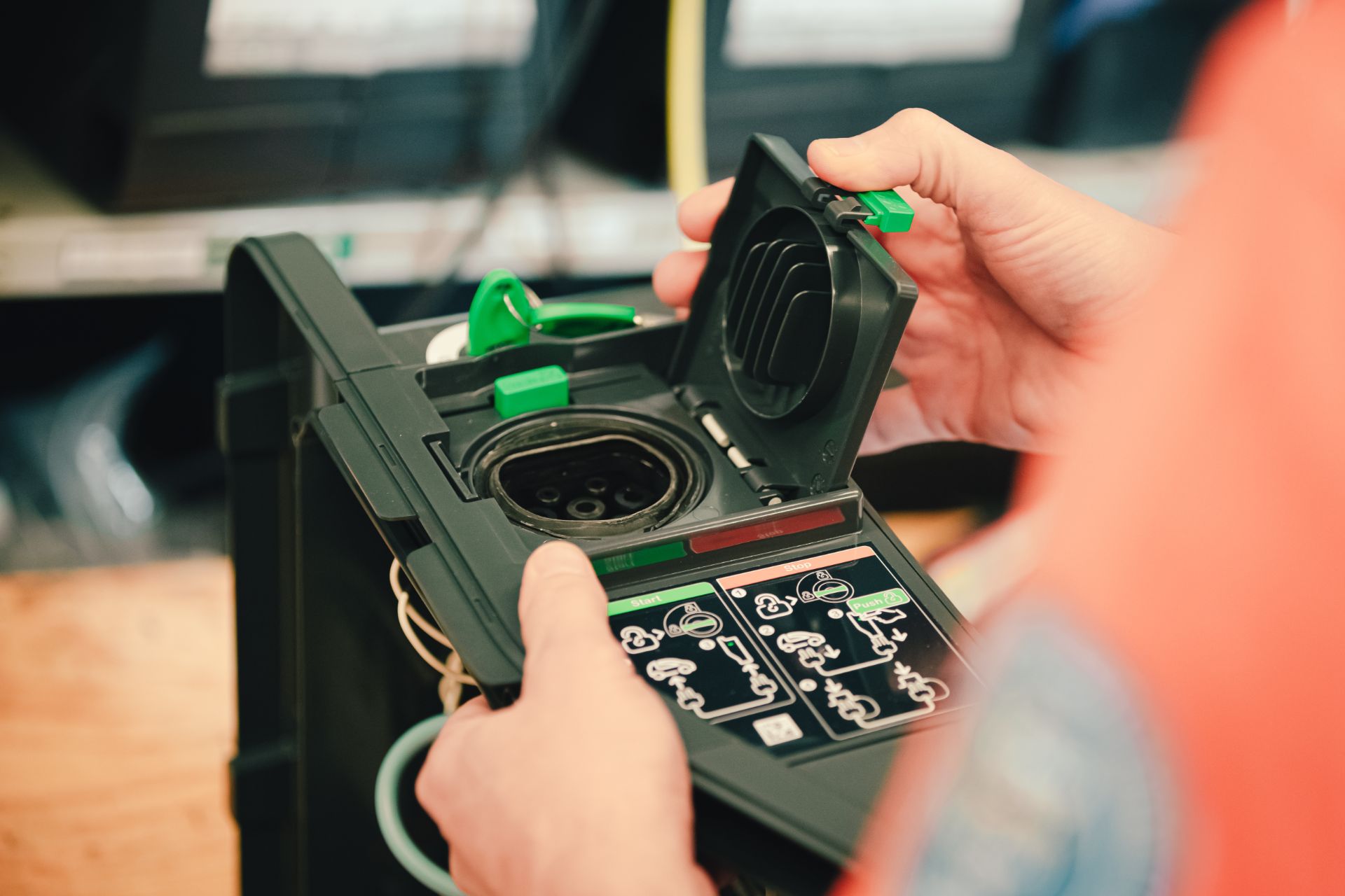 En person som visar hur en laddbox ser ut