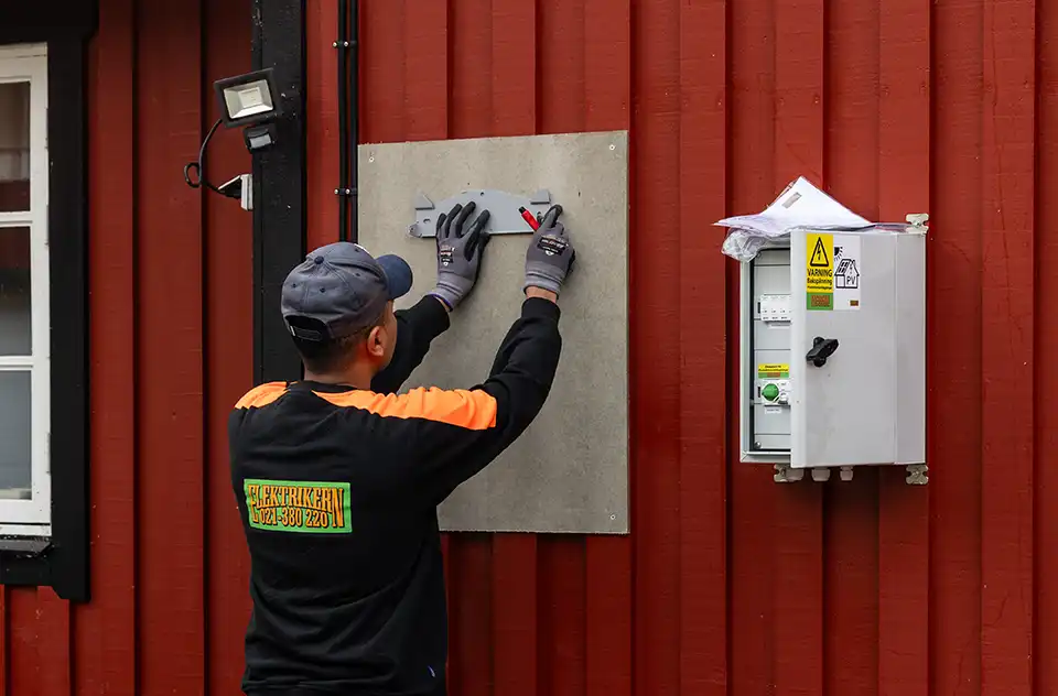 En elektriker installerar växelriktare