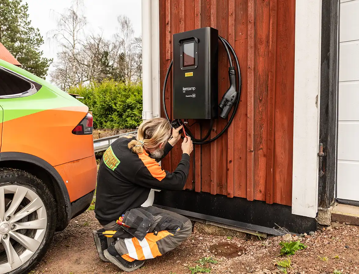 FerroAmp laddbox monteras av person på Elektrikern i Västerås
