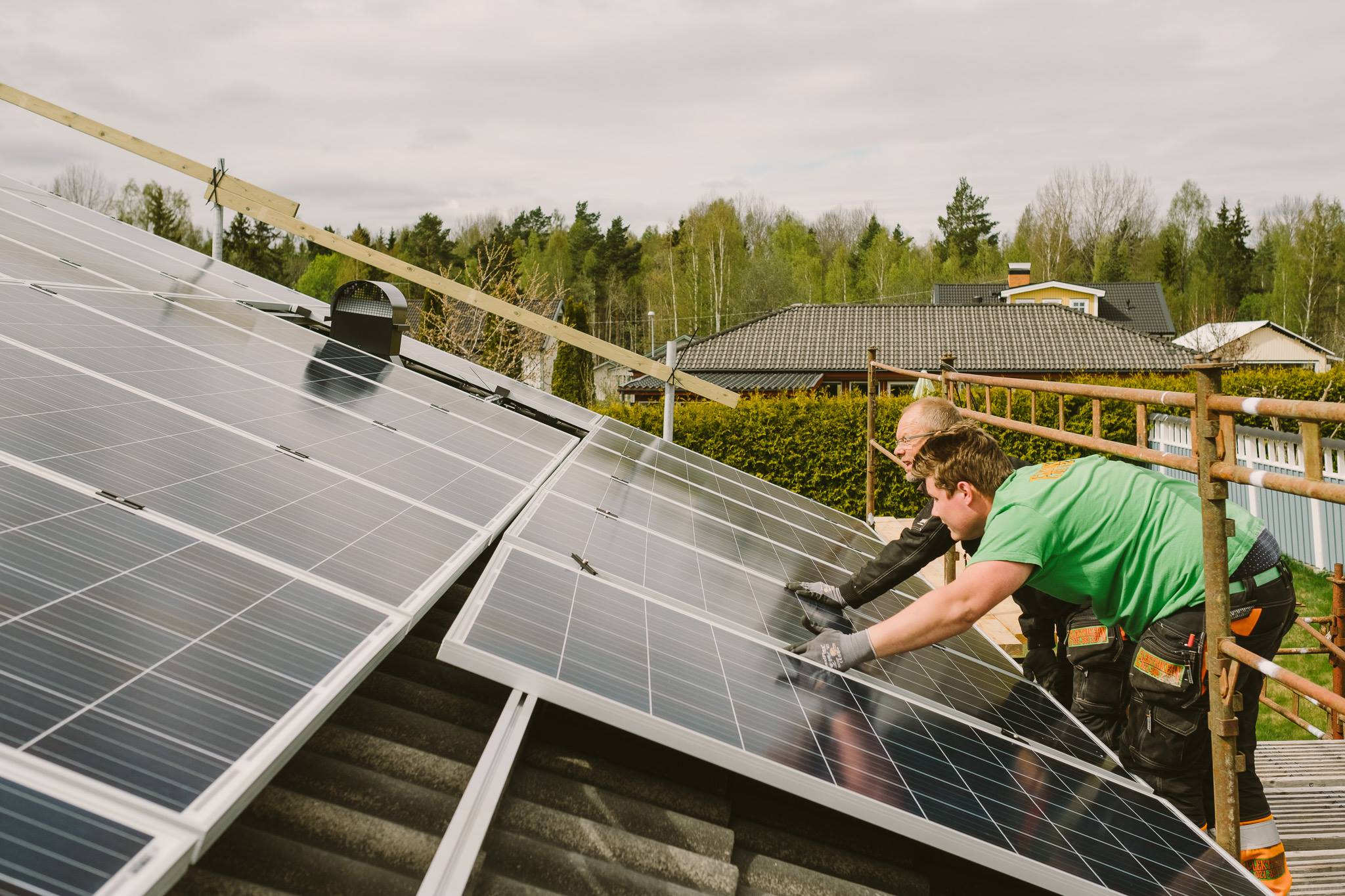 Medarbetare på Elektrikern monterar solpaneler på en fastighet i västerås