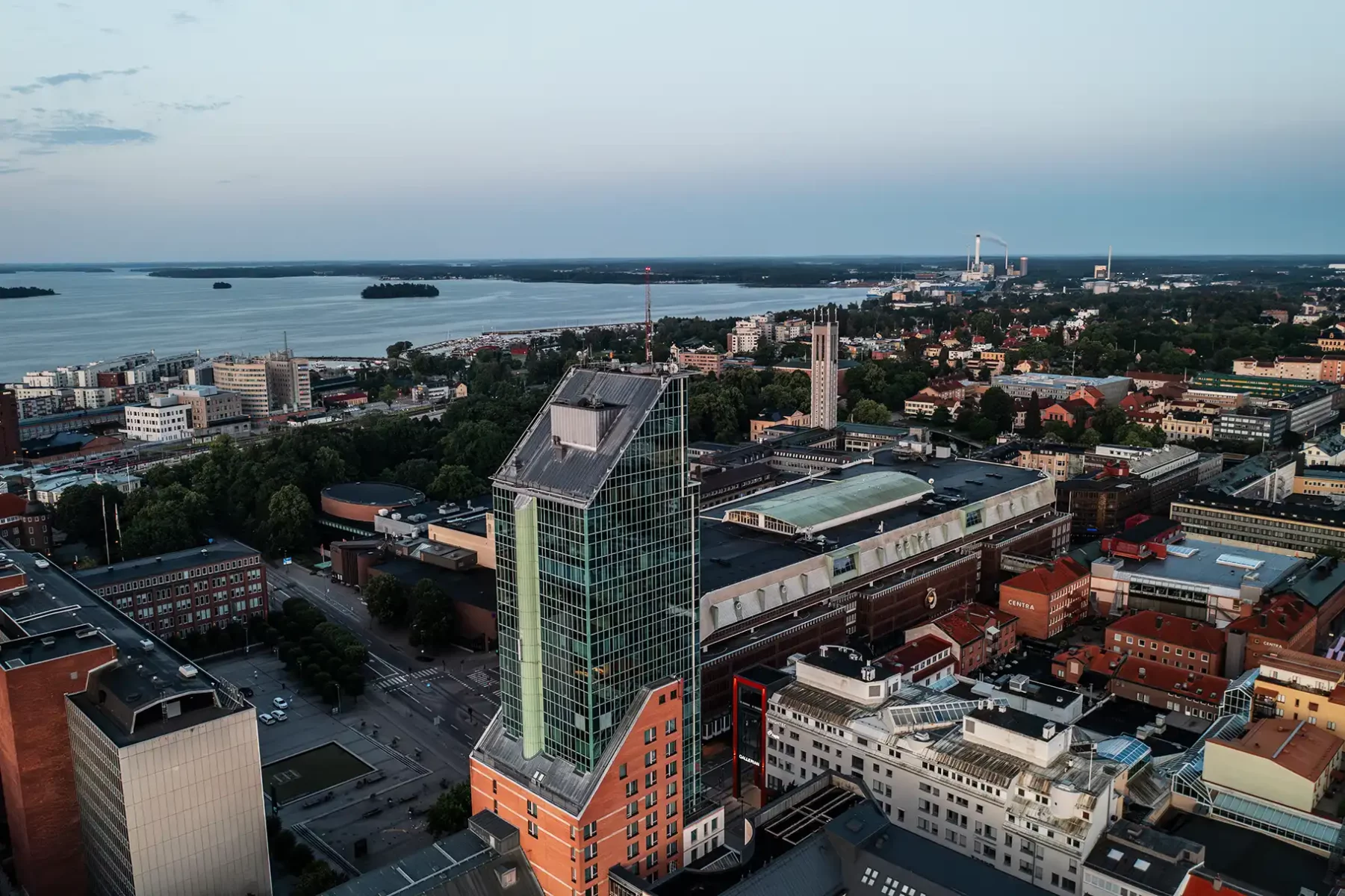 Vy över Västerås från ovan där man ser fastigheter med solceller