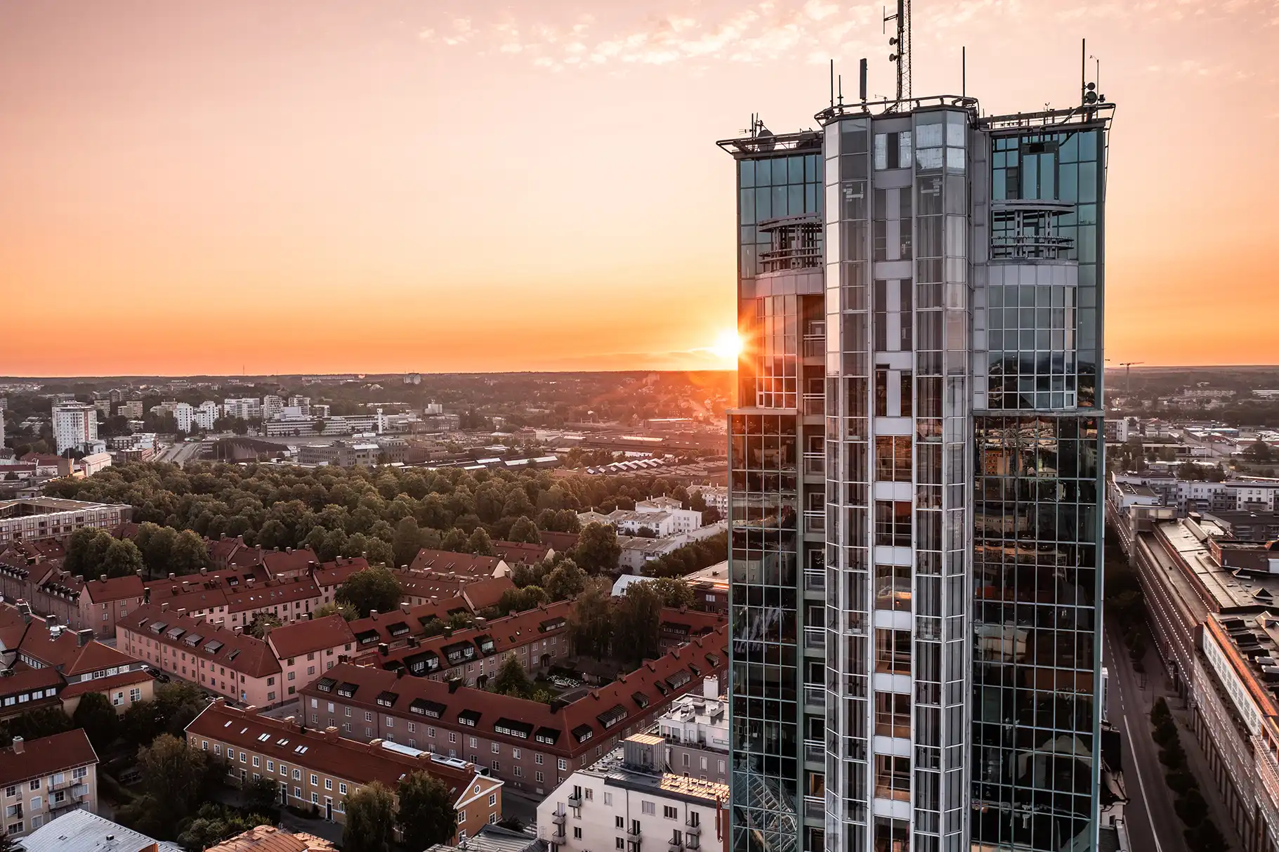Vy över Västerås från ovan där man ser fastigheter som skrapan